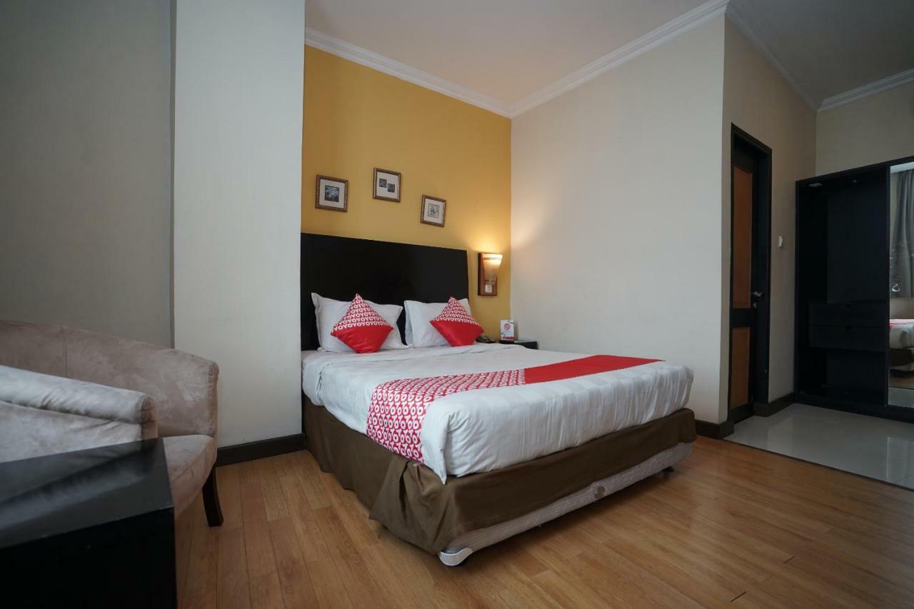 Capital O 1128 Hotel Imara Palembang Exterior photo