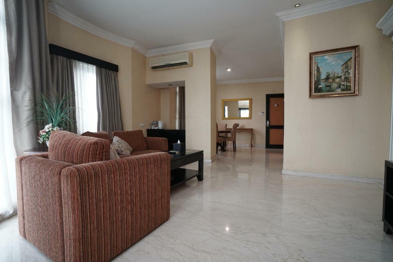 Capital O 1128 Hotel Imara Palembang Exterior photo