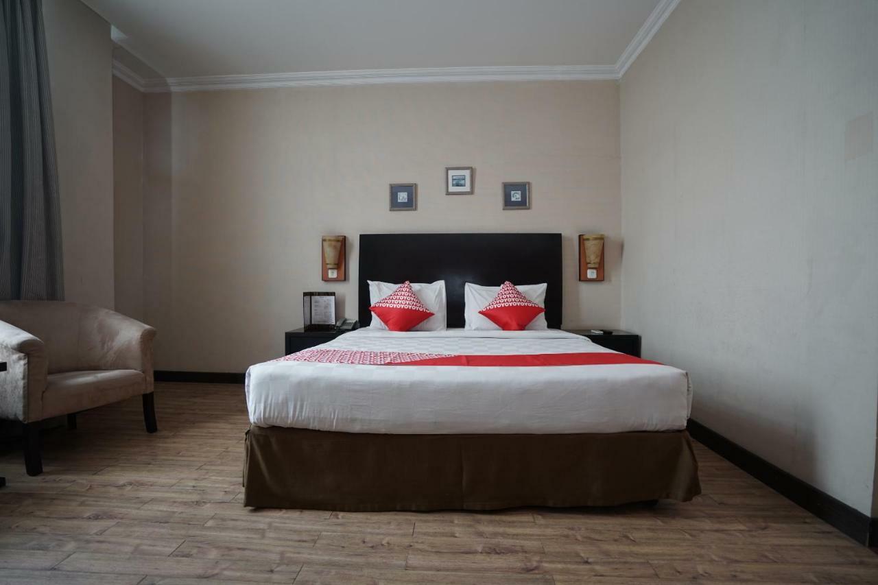 Capital O 1128 Hotel Imara Palembang Exterior photo
