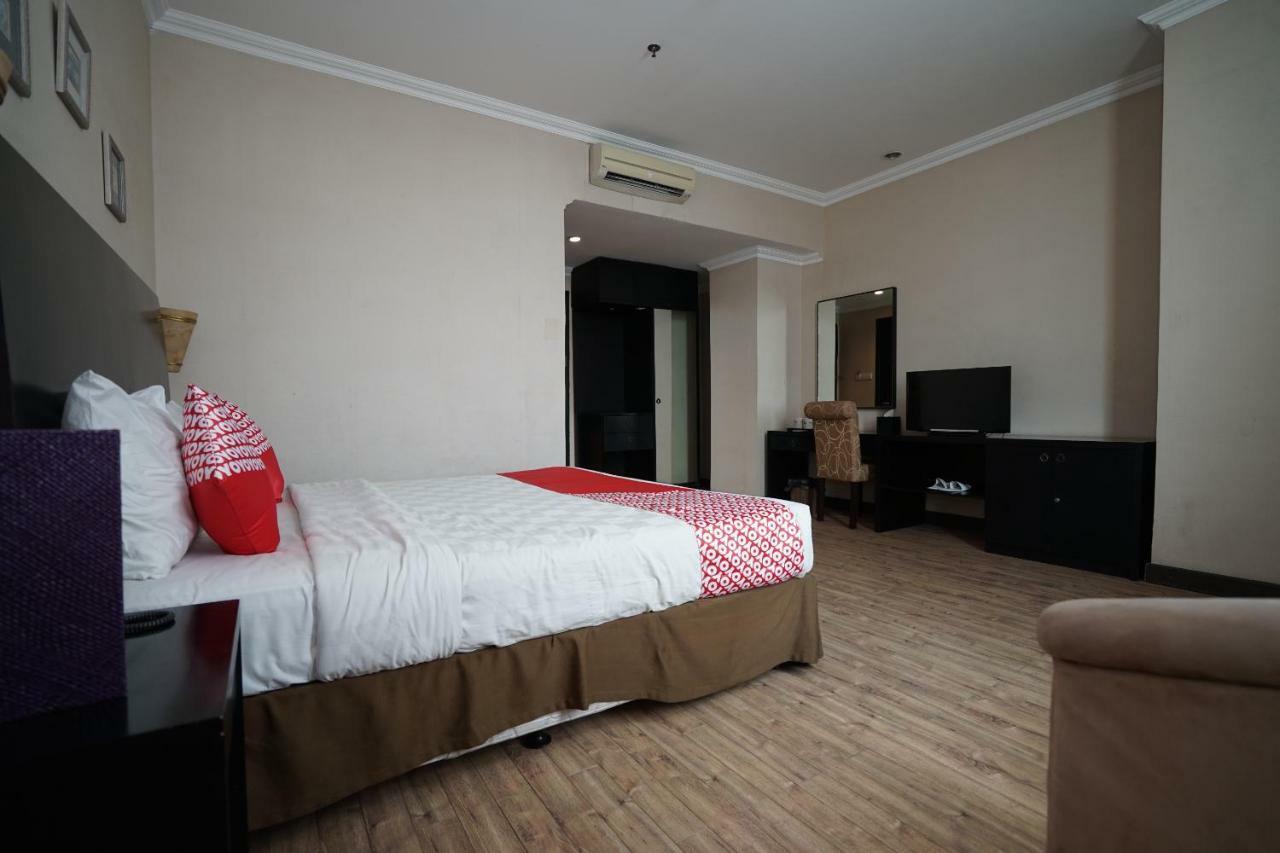 Capital O 1128 Hotel Imara Palembang Exterior photo