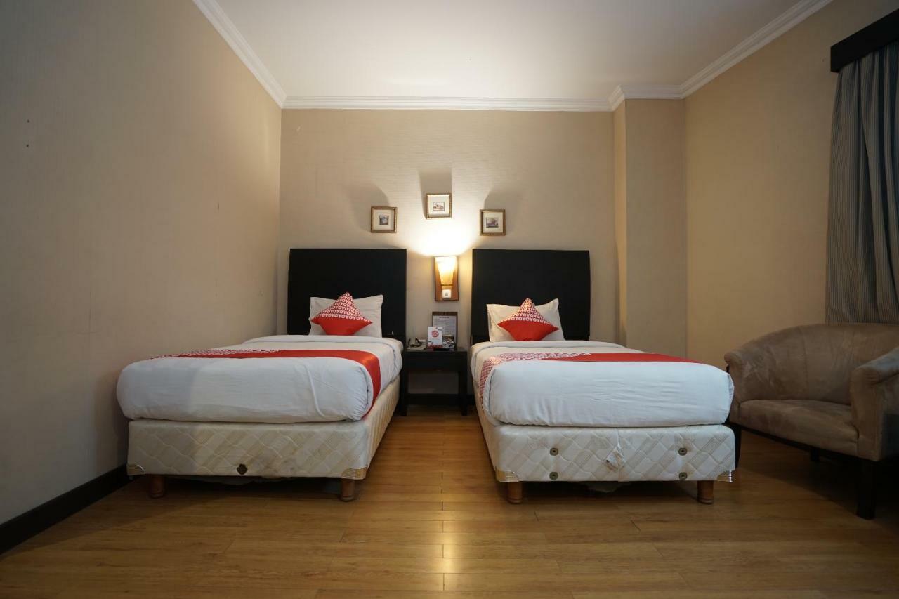 Capital O 1128 Hotel Imara Palembang Exterior photo