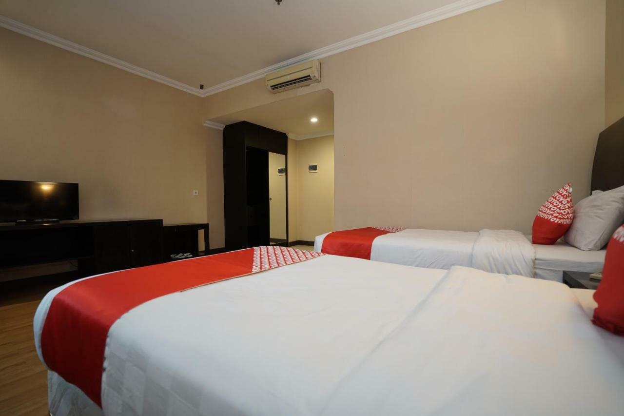 Capital O 1128 Hotel Imara Palembang Exterior photo