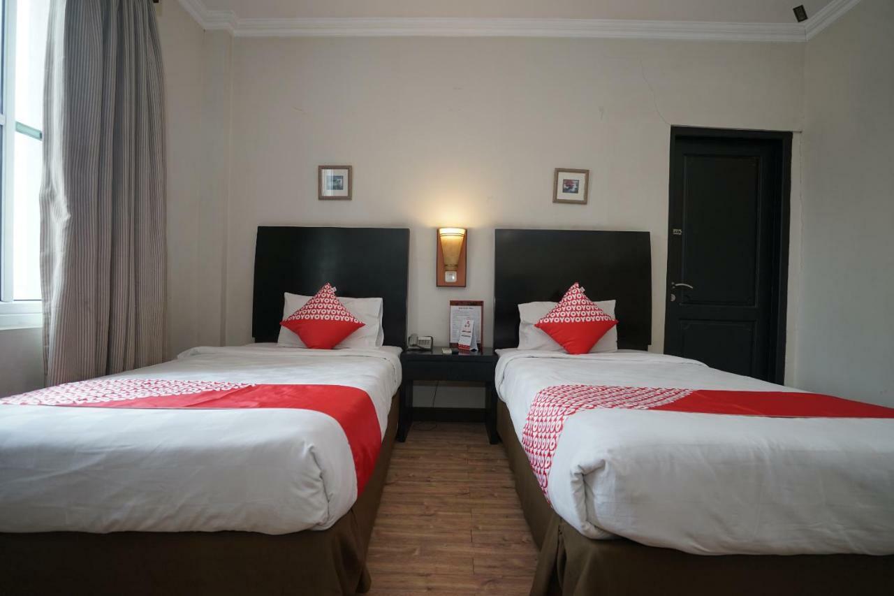 Capital O 1128 Hotel Imara Palembang Exterior photo