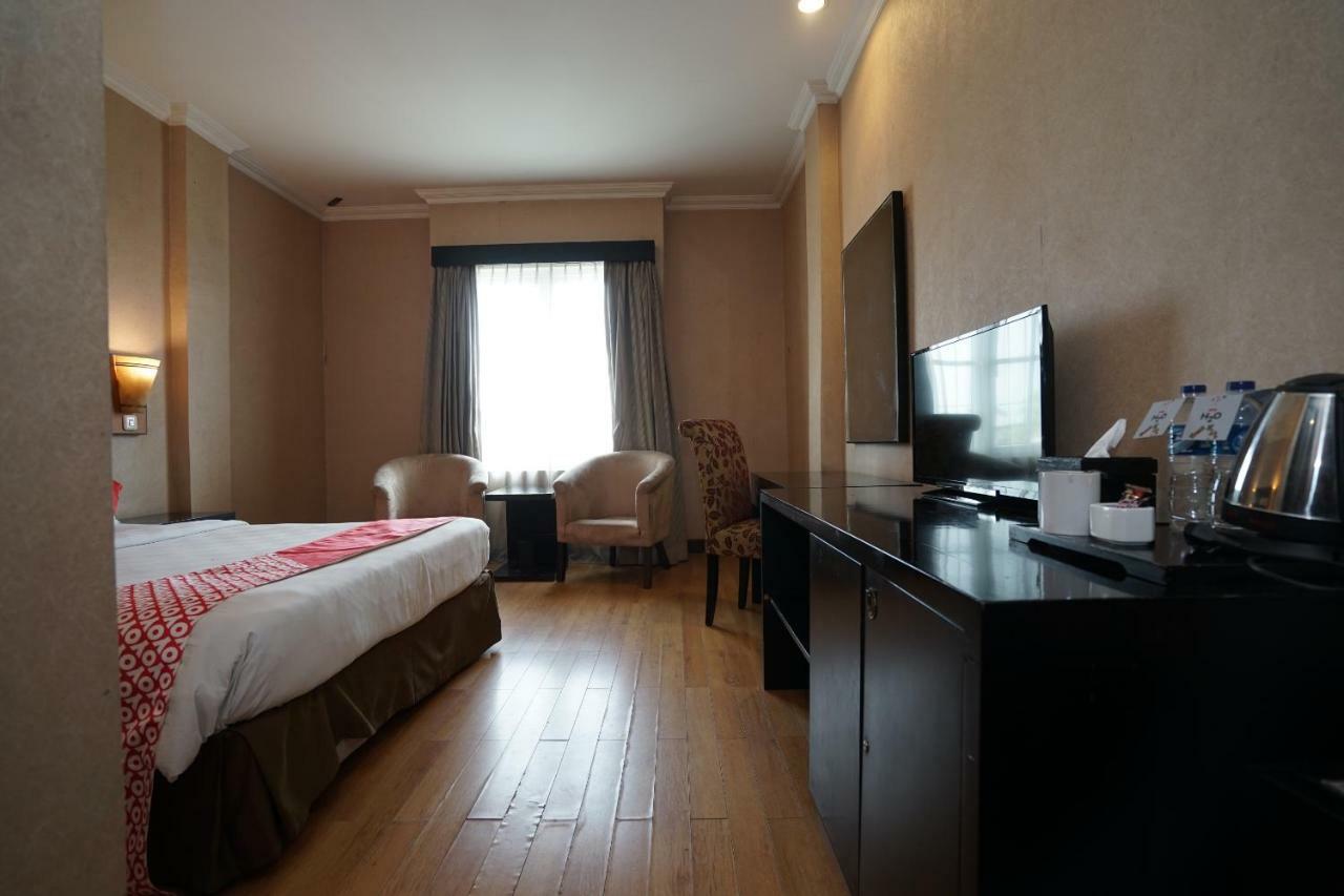 Capital O 1128 Hotel Imara Palembang Exterior photo