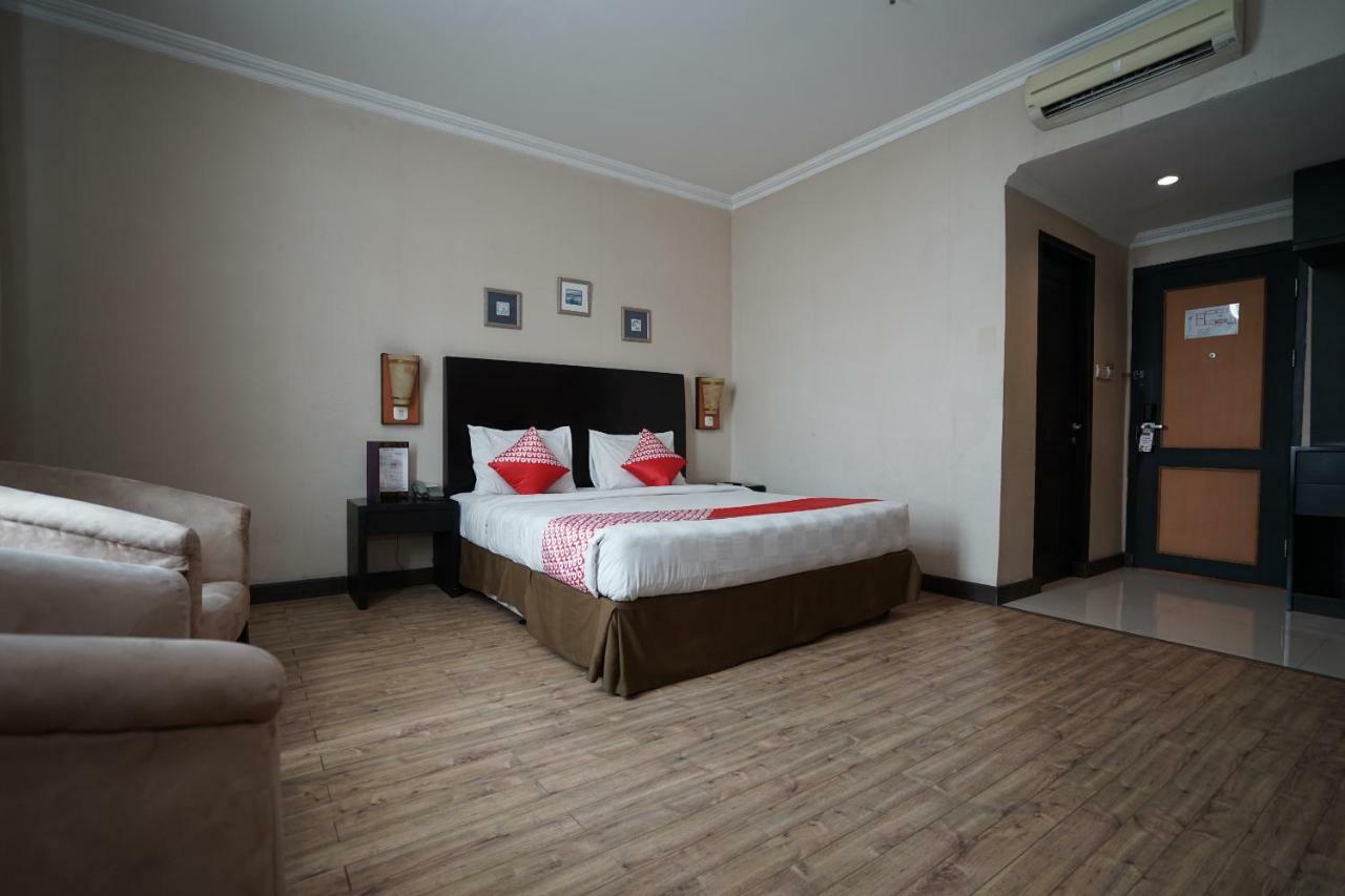 Capital O 1128 Hotel Imara Palembang Exterior photo